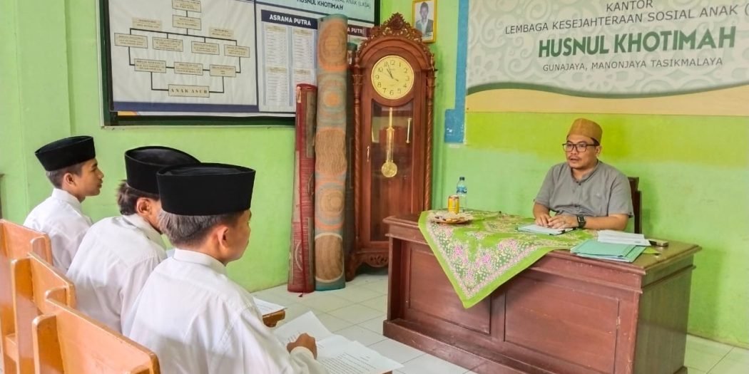 Ujian Karya Tulis Ilmiah Santri Akhir Kelas 12 di Ponpes Husnul Khotimah Tasikmalaya Tahun 2023: Mengasah Bakat Penelitian dan Menjadi Bekal Berharga di Masa Depan