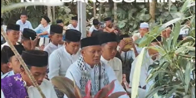 Ziarah ke Makam Pendiri Pondok Pesantren Husnul Khotimah